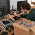 Elektronica verhuizen door aansluitingen en kabels vooraf vast te leggen